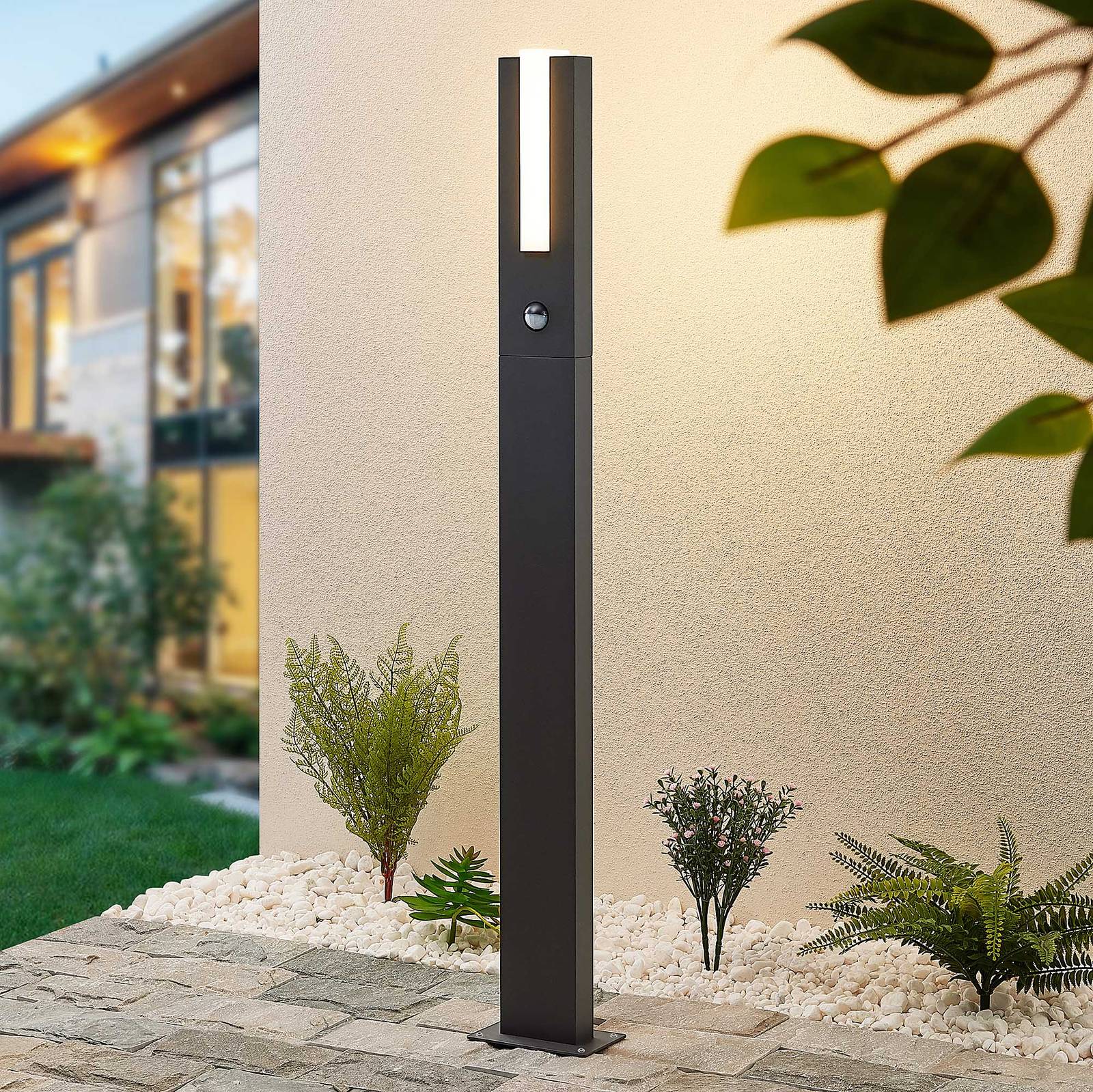 Lucande LED-Wegelampe Virgalia, Bewegungsmelder, 100cm, IP54 Virgalia, schwarz, Aluminium, Modern