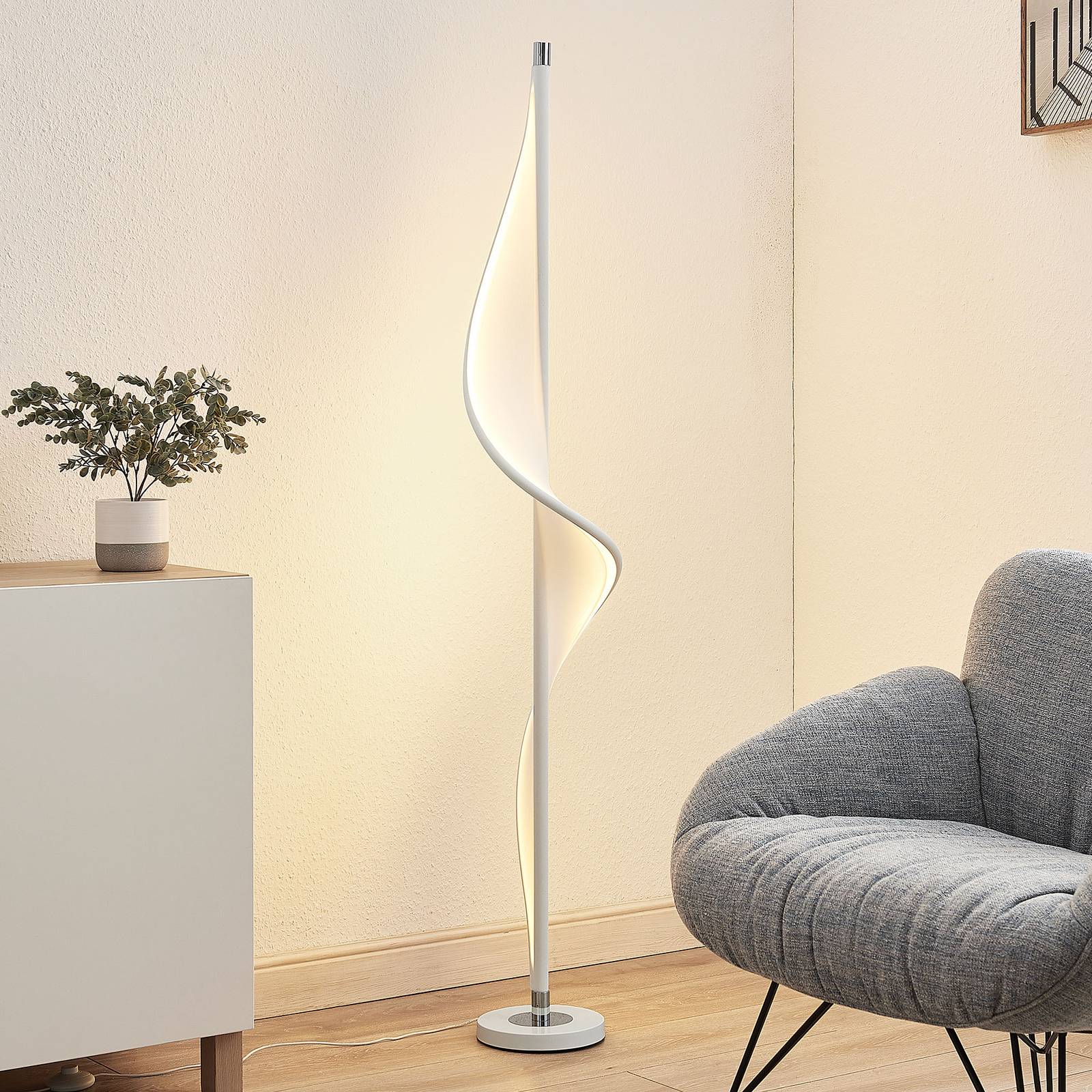 Stehlampe Edano Lucande, dimmbar, weiß / opal, für Wohn- / Esszimmer, Textil / Stoff / Seide, Modern, Stehlampe