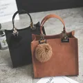 Sac à main en cuir suédé avec boule de fourrure pour femme grand sac fourre-tout décontracté salle