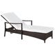 Chaise longue en rotin foncé et coussin blanc