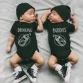Barboteuse noire à manches courtes avec lettres imprimées pour bébé combinaison pour jumeaux