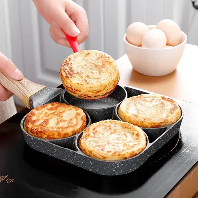 Poêle à omelette antiadhésive poêle épaissie à quatre trous crêpes aux œufs poignée en bois
