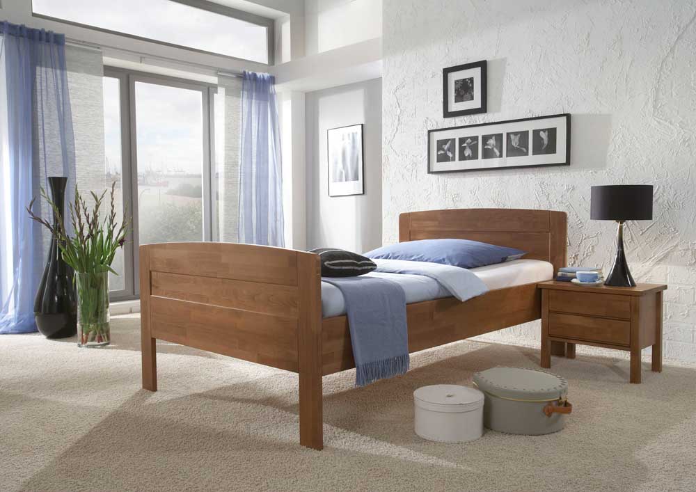 Einzelbett aus Holz mit Komforthöhe