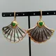 Y · YING-Boucles d'oreilles pendantes en nacre sculptée en coquillage noir naturel agate verte