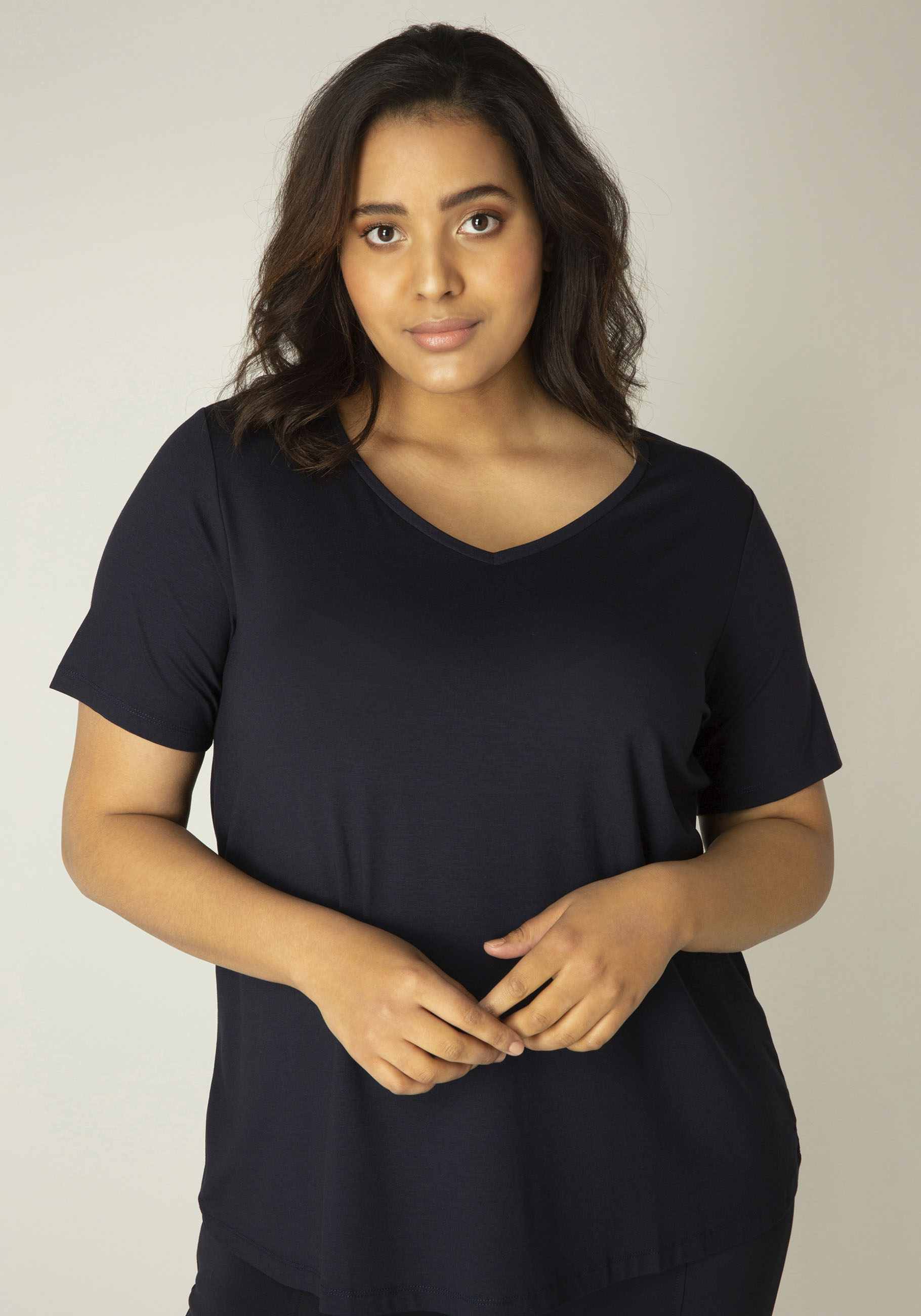 T-Shirt BASE LEVEL CURVY "Alba", Damen, Gr. 50, blau (navy dunkelblau), Single Jersey, Obermaterial: 94% Viskose, 6% Elasthan, unifarben, figurumspielend hüftlang, V-Ausschnitt, abgesteppt, Shirts T-Shirt, mit V-Ausschnitt
