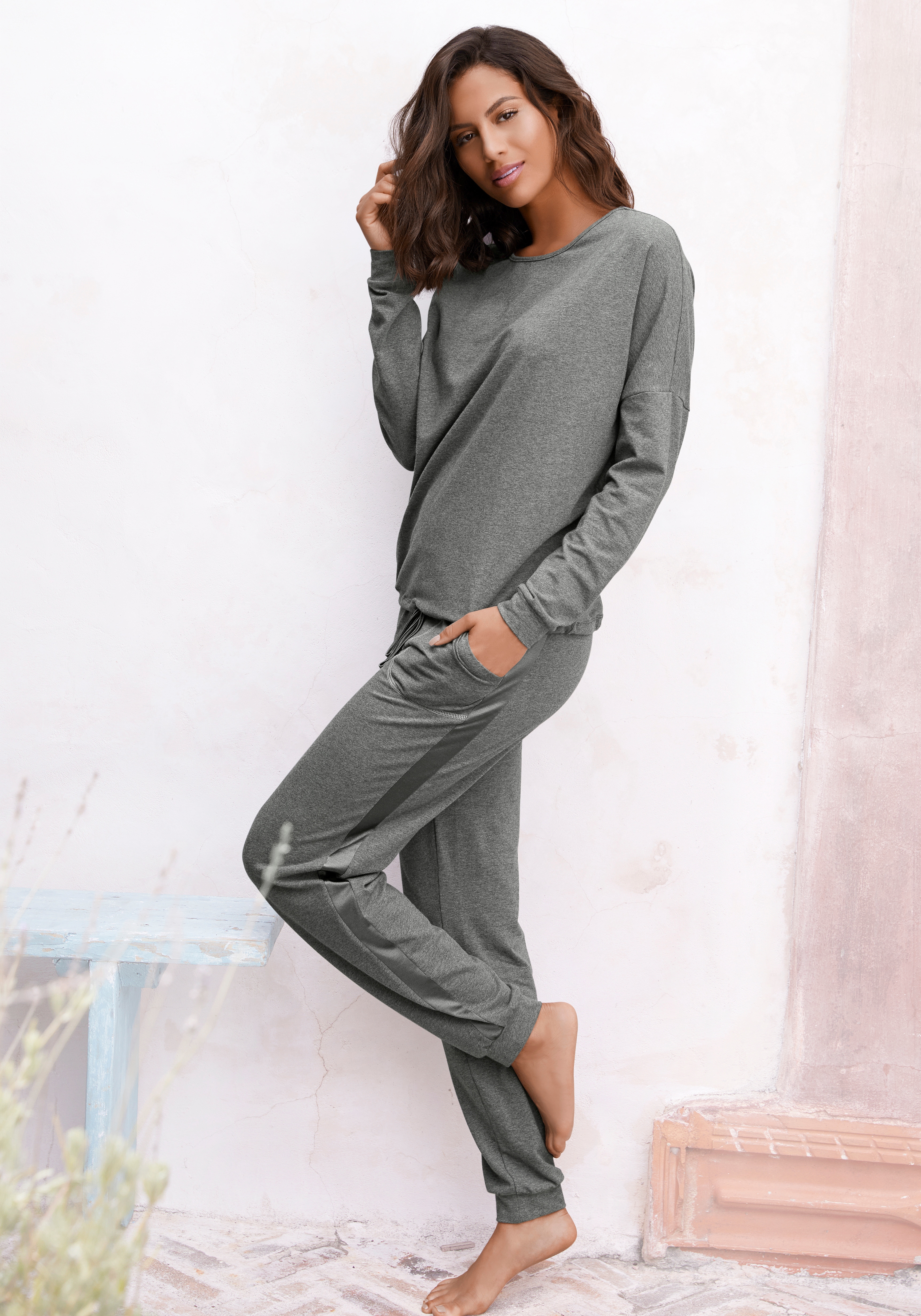 Pyjama VIVANCE DREAMS, Damen, Gr. 40/42, grau (anthrazit melange), Single Jersey, Obermaterial: 60% Polyester, 36% Viskose, 4% Elasthan, meliert, unifarben, Basic, Basic bodenlang, Homewear-Sets Pyjama, mit aufgesetzten Seitenstreifen Image