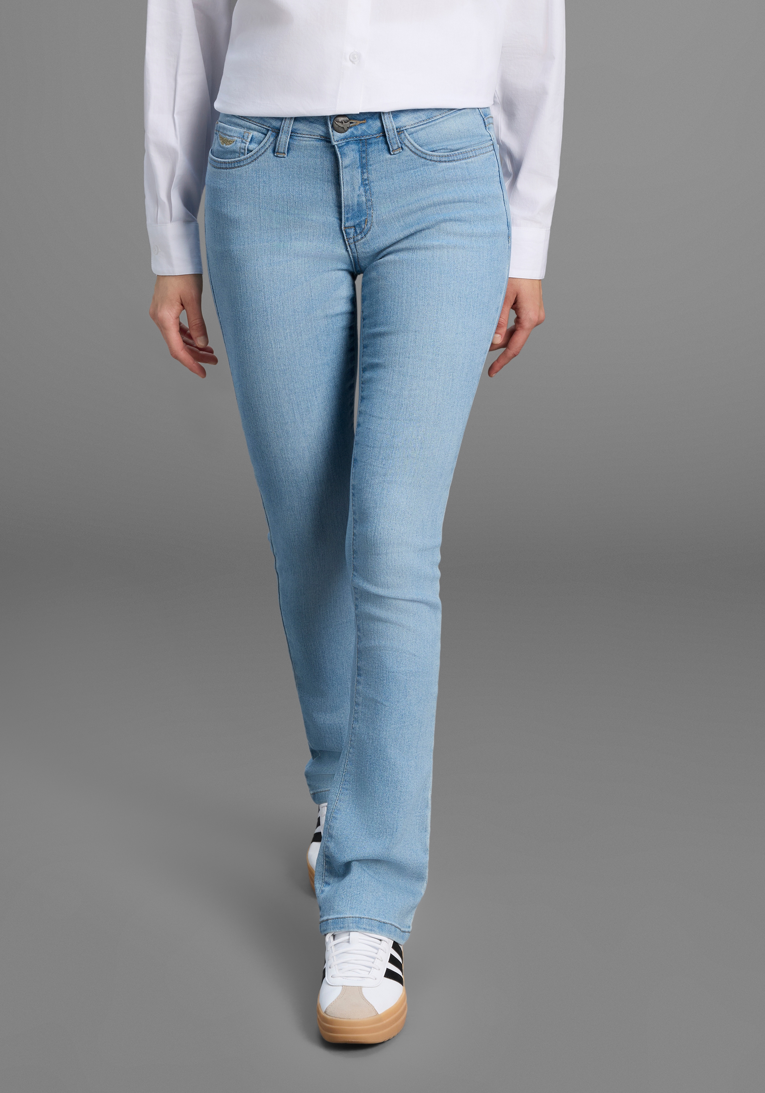 Bootcut-Jeans ARIZONA "Baby-Boot", Damen, Gr. 42, N-Gr, blau (bleached), Denim/Jeans, Obermaterial: 79% Baumwolle, 19% Polyester, 2% Elasthan, Basic, eng lang, Jeans, Bootcut-Stil, figurbetonte Passform, mit Used-Effekten, Topseller