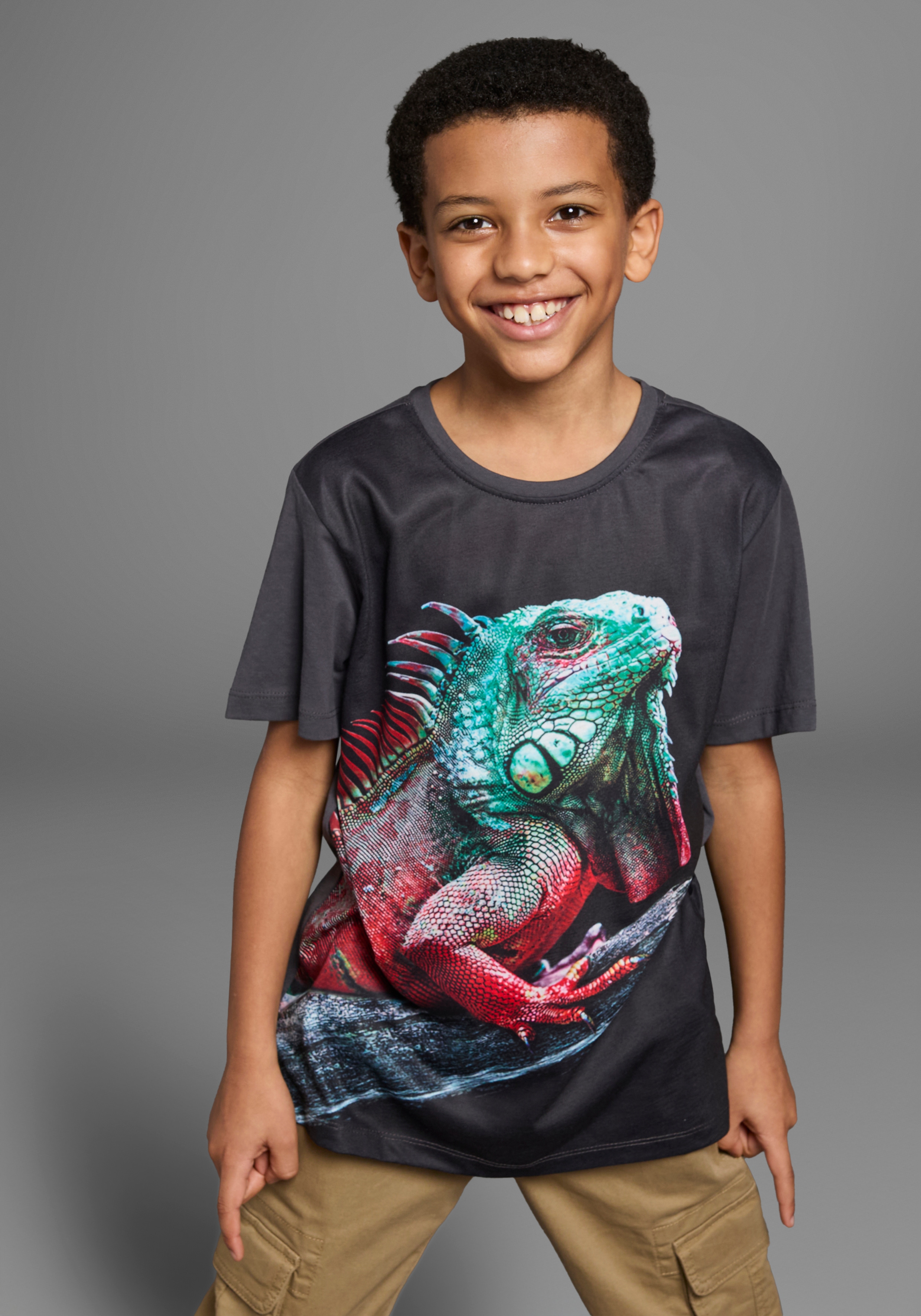 T-Shirt KIDSWORLD "Fotoprint: LITTLE LIZARD", Jungen, Gr. 152/158, grau (anthrazit), Jersey, Obermaterial: 100% Baumwolle. Vorderteil: 100% Polyester, bedruckt, Basic, Rundhals, Shirts T-Shirt, Kurzarm, mit stylischem Leguan-Druck, Rundhalsausschnitt