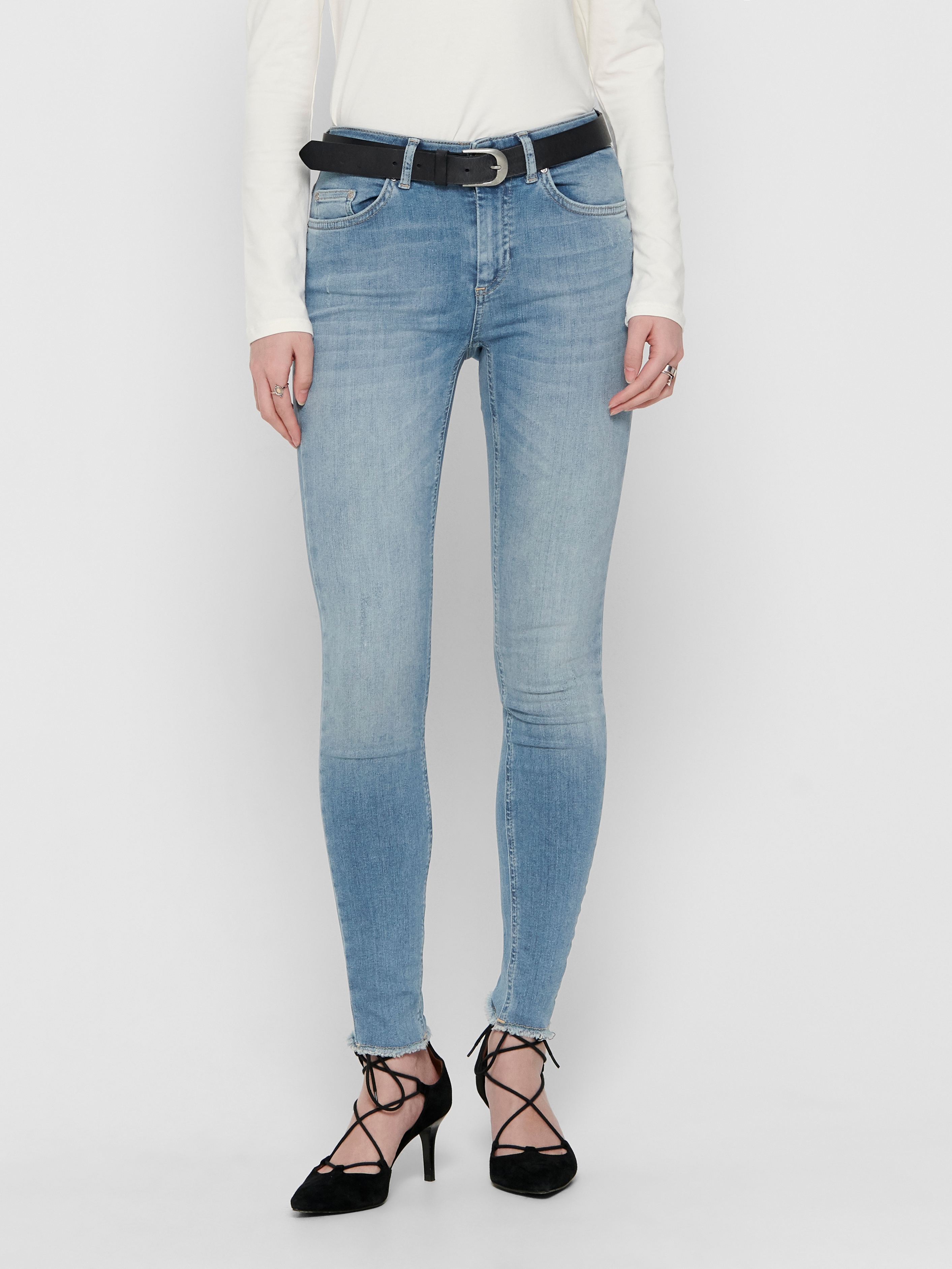 Ankle-Jeans ONLY "ONLBLUSH MID SK AK RAW REA1467", Damen, Gr. M (38), Länge 30, blau (light blau denim), Denim/Jeans, Obermaterial: 92% Baumwolle, 6% Elastomultiester, 2% Elasthan, Abriebeffekte, Jeans