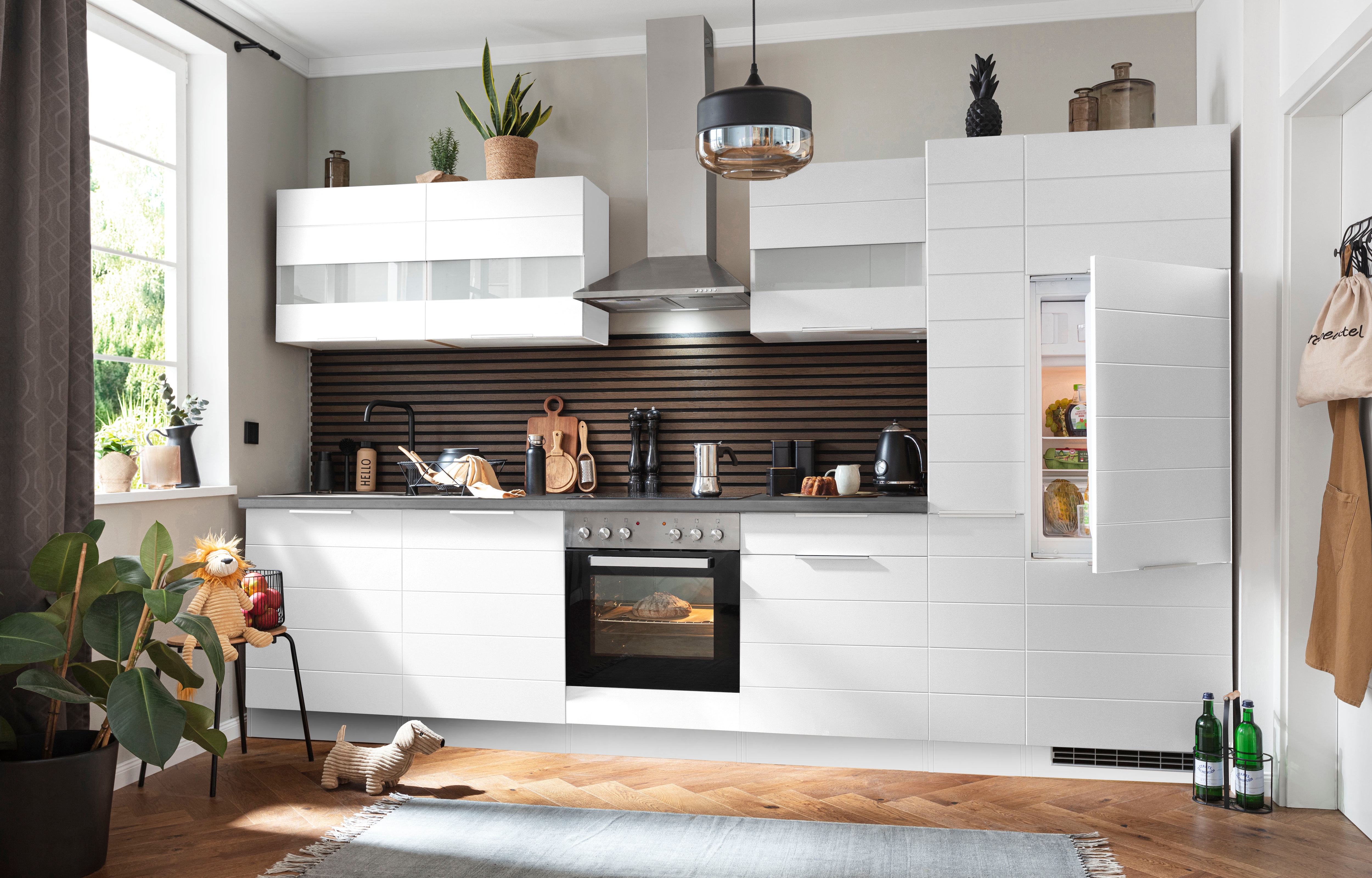 Küchenzeile KOCHSTATION "KS-Luhe", weiß (küche: weiß, front: weiß matt, korpus: weiß, arbeitsplatte: betongrau), B:330cm T:60cm, Komplettküchen-Sets, Küchenzeile, 330 cm breit, wahlweise mit oder ohne E-Geräten, gefräste MDF-Fronten