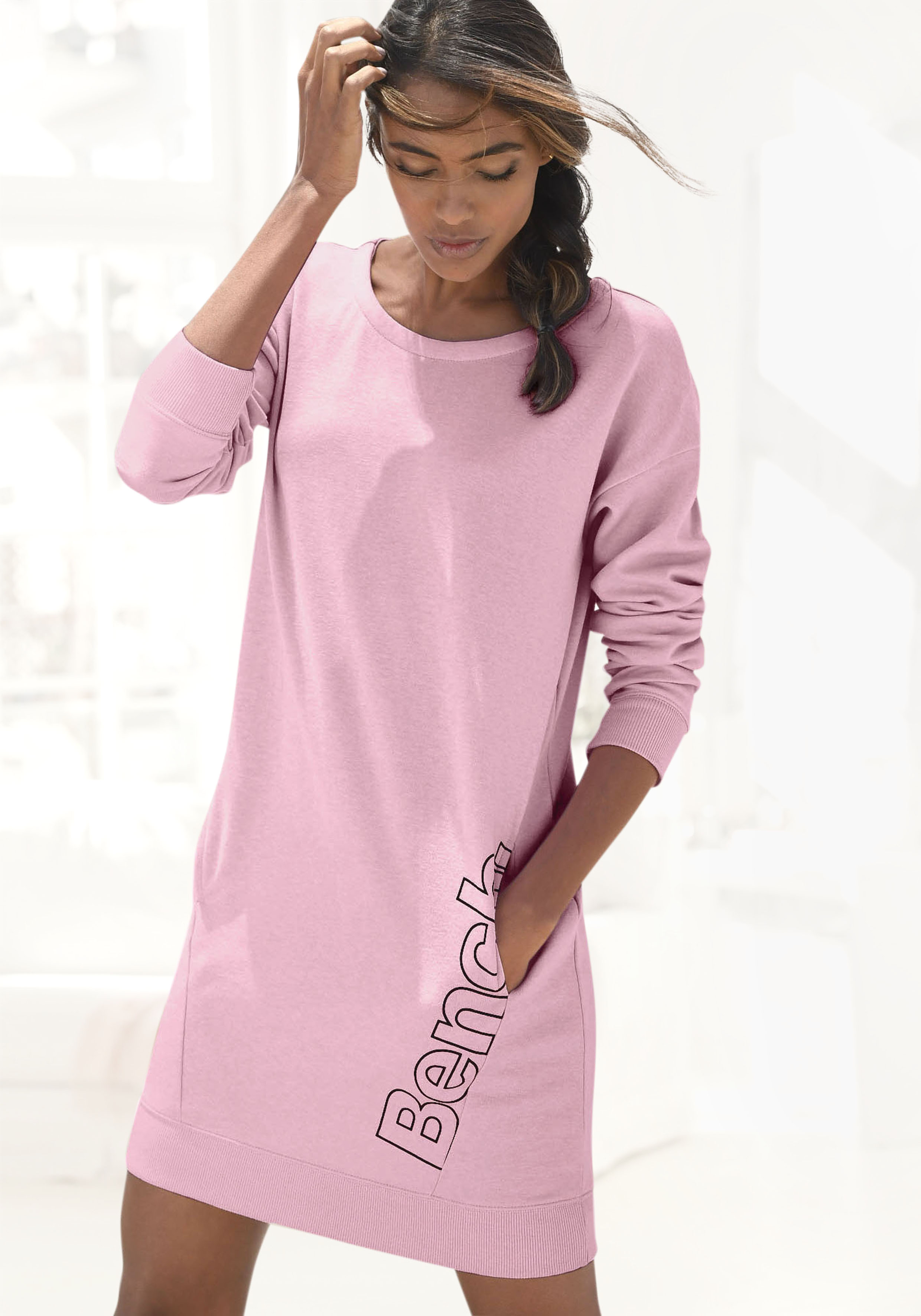 Sweatkleid BENCH. LOUNGEWEAR, Damen, Gr. 40/42, N-Gr, rosa (rosa, schwarz), Interlock, Obermaterial: 60% Baumwolle, 40% Polyester, unifarben, Basic, bequem kurz, Rundhals, Rippbündchen, Kleider Sweatkleid, mit seitlichem Logoprint, Loungewear
