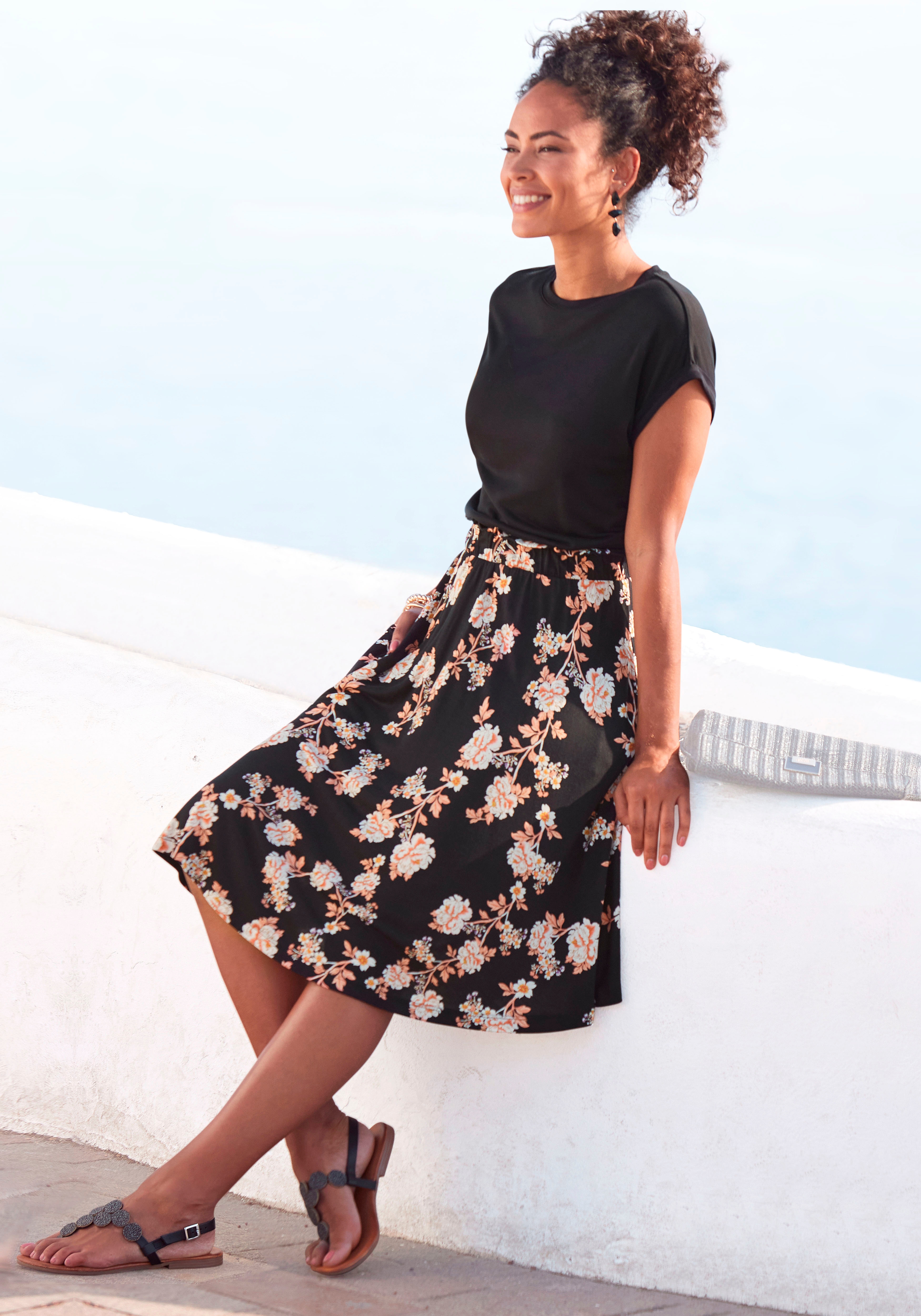 Jerseykleid LASCANA, Damen, Gr. 44, N-Gr, bunt (schwarz, orange, bedruckt), Jersey, Obermaterial: 100% Viskose, bedruckt, geblümt, figurbetont kniefrei, Rundhals, Aufschlag, Kleider Jerseykleid, mit bedrucktem Rock, kurzärmliges Sommerkleid, casual