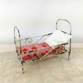 Weißes Metall Puppenstube Puppenbett faltbar 1910er Jahre mit Matratze 19 mal 3 Zoll