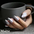 Faux ongles stiletto à texture naturelle effet marbre blanc moyen brillant pointe pointue