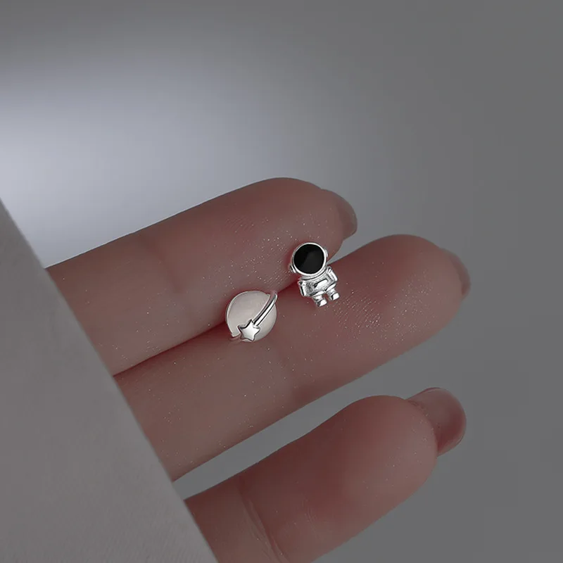 boucle d’oreille femme boucles doreilles femme tendance 2022 bijoux femme Boucles d'oreilles d'astronaute planète asymétriques en argent, bijoux simples pour femmes, couleur argent