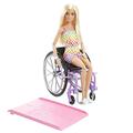 Barbie Fashionista-Puppe, Barbie im Rollstuhl mit blonden Haaren und Regenbogen-Jumpsuit, Barbie-Rollstuhl und Rampe, Barbie-Puppe inklusive, Geschenk für Kinder, Spielzeug ab 3 Jahre,HJT13