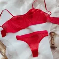 Soutien-gorge avec porte-jarretelles et culotte lingerie sexy en dentelle à trois points sangle