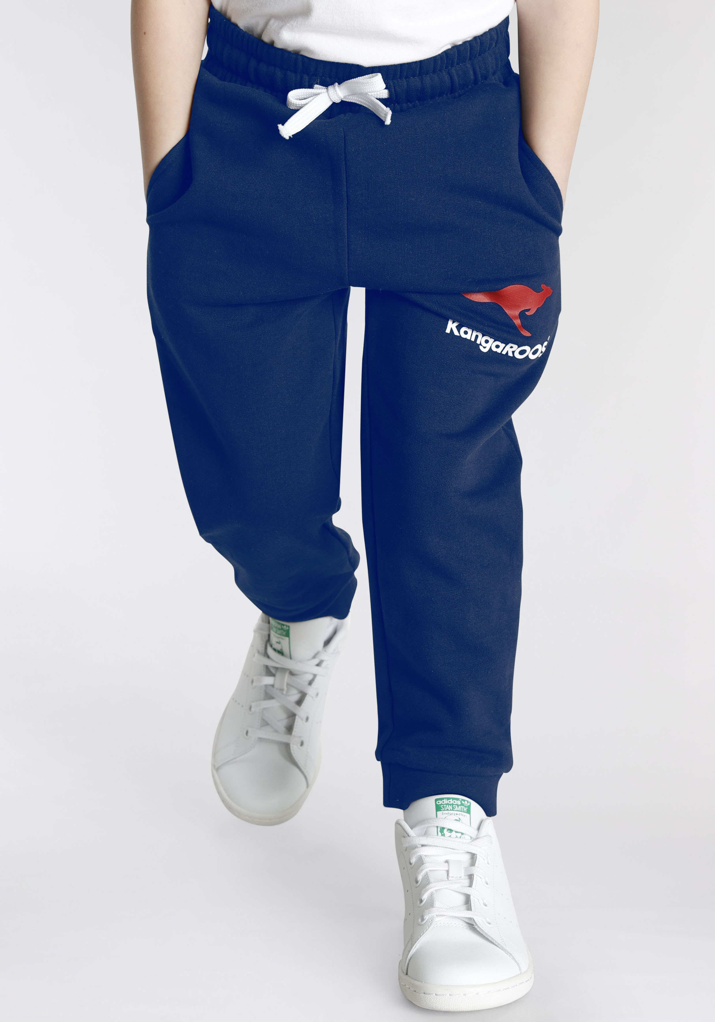 Sweathose KANGAROOS "Jogginghose mit Logo-Print", Jungen, Gr. 116/122, N-Gr, blau (marine), Sweatware, Obermaterial: 100% Baumwolle, bedruckt, Basic lang, Hosen, Basic für kleine Jungen Image
