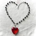 Collier de Perles Noires avec Pendentif Coeur en Verre Rouge Breloque