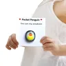 Un petit pingouin de poche dans ses câlins jouets de Collection pour les amoureux des pingouins