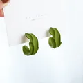 Boucles d'oreilles goutte de cuir chevelu en forme de C pour femmes vert matcha coréen