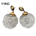 Y · YING – boucles d'oreilles en coquille de serpillière blanche fleur sculptée perle blanche