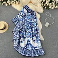 Robe longue asymétrique style bohémien pour femmes épaules dénudées en porcelaine bleu et blanc