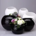 Vase en verre rond noir simple et moderne sphérique corrigé par un bureau vase floral blanc