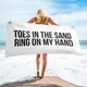Serviette de plage orteils dans l'anneau de sable sur ma main décoration de fête d'enterrement de
