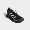 Wanderschuh ADIDAS TERREX "TERREX VOYAGER 21 TRAVEL", Gr. 42, schwarz-weiß (core schwarz, chalk weiß, grau two), Synthetik, Textil, sportlich, Schuhe