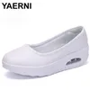 YAERNI Frauen Krankenschwester Wohnungen Schuhe PU Leder Slip Auf Moccains Damen Runde Kappe Weiß Faulenzer Flache Frauen Turnschuhe Herbst Größe 35-42