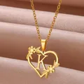 Goldfarbe zierliche Blume Initialen Halskette Frauen Mädchen Edelstahl Herz Brief Halsreif Halskette