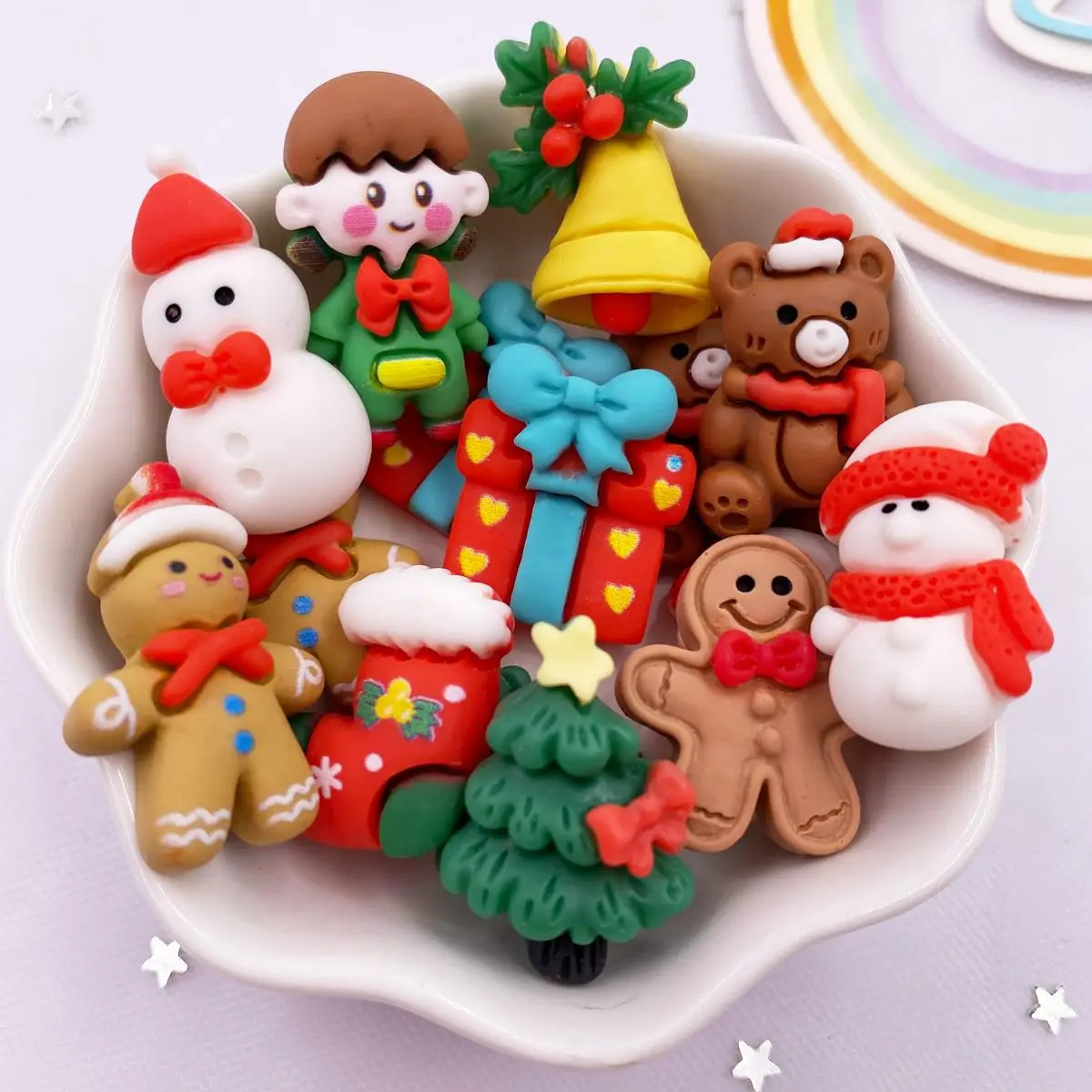 Résine Kawaii coloré pain d'épice homme bonhomme de neige cloches arbres dos plat dessin animé Figurines de noël 10 pièces Scrapbook bricolage décor artisanat