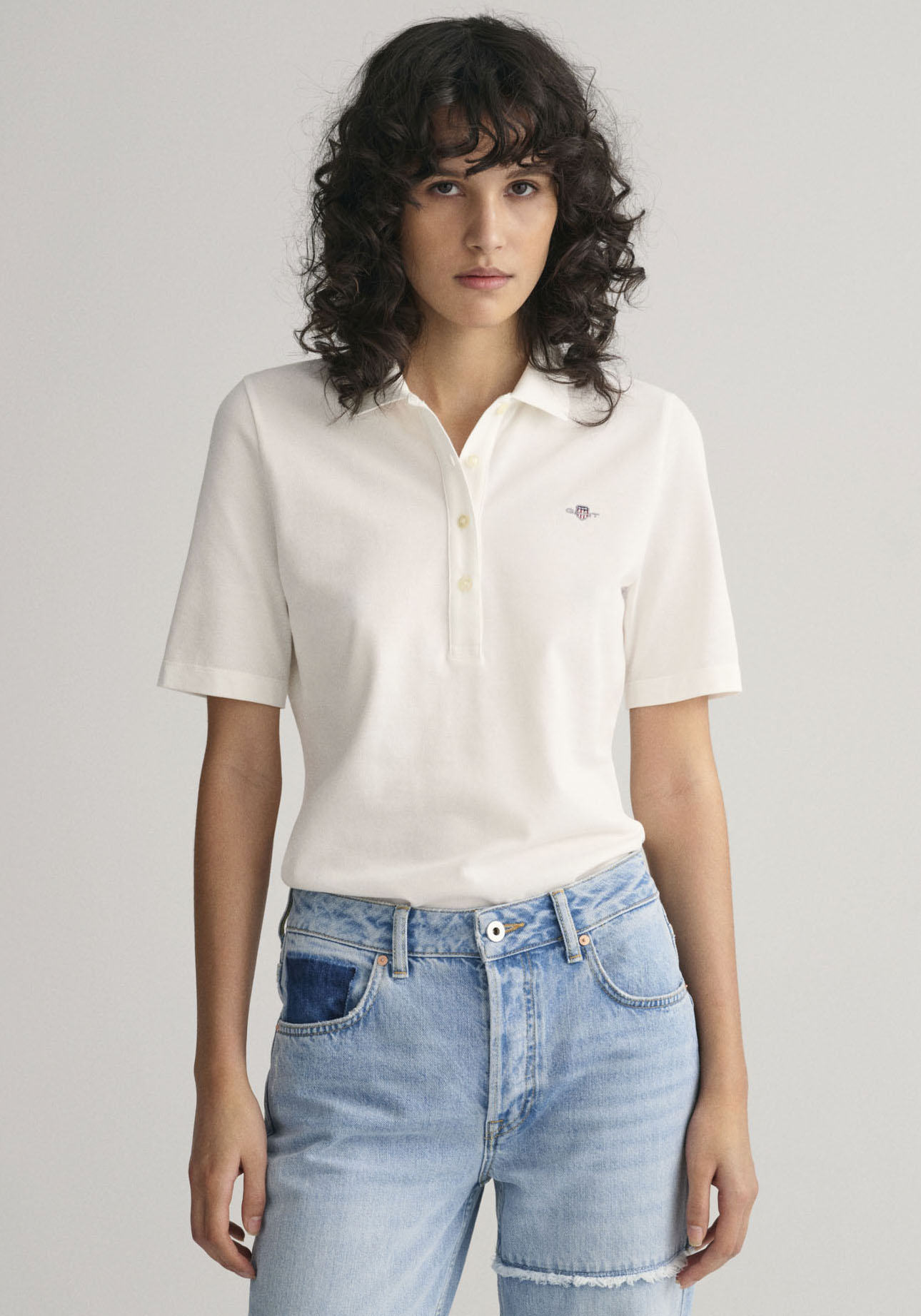 Poloshirt GANT "SLIM SHIELD KA PIQUE POLO", Damen, Gr. XL, beige (eggshell), Piqué, Obermaterial: 100% Baumwolle, unifarben, Basic, slim fit hüftlang, hoch geschlossener Ausschnitt, Rippbündchen, Shirts, mit grafischer Logostickerei auf der Brust Image