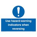 Schild mit Aufschrift "Use Hazard Warning Indicators When Reversing", verspiegelt, 200 x 150 mm, A5L