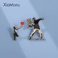 Broche en émail Banksy Art Design ballon rouge lanceur de fleurs insigne de garçon revers de