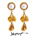 Yhpup Orecchini pendenti a goccia con fiore in metallo vintage in acciaio inossidabile Moda imitazione perla Temperamento Fascino Elegante gioielli dorati