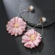 Boucles d'oreilles longues à clipser fleur rose pour femmes clips d'oreille pétale faits à la main