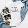 First Grandbaby Arriving 2023 annuncio del bambino tuta tuta annuncio di gravidanza per i genitori