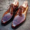 Klassische Brogues Männer Schuhe braun schwarz Business Square Kopf geschnitzt Oxford Schnürung rote