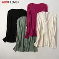 Camicia da donna in misto seta di gelso naturale con scollo a V abbottonata a maniche lunghe con