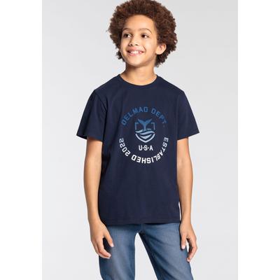 T-Shirt DELMAO "mit Logo-Print für Jungen", Jungen, Gr. 128/134, blau (marine), Single Jersey, Obermaterial: 100% Baumwolle, bedruckt, sportlich, Basic hüftbedeckend, Rundhals, Kurzarm, Shirts, Kurzarm, Basic-Passform, mit Logodruck, Rundhalsausschnitt Image