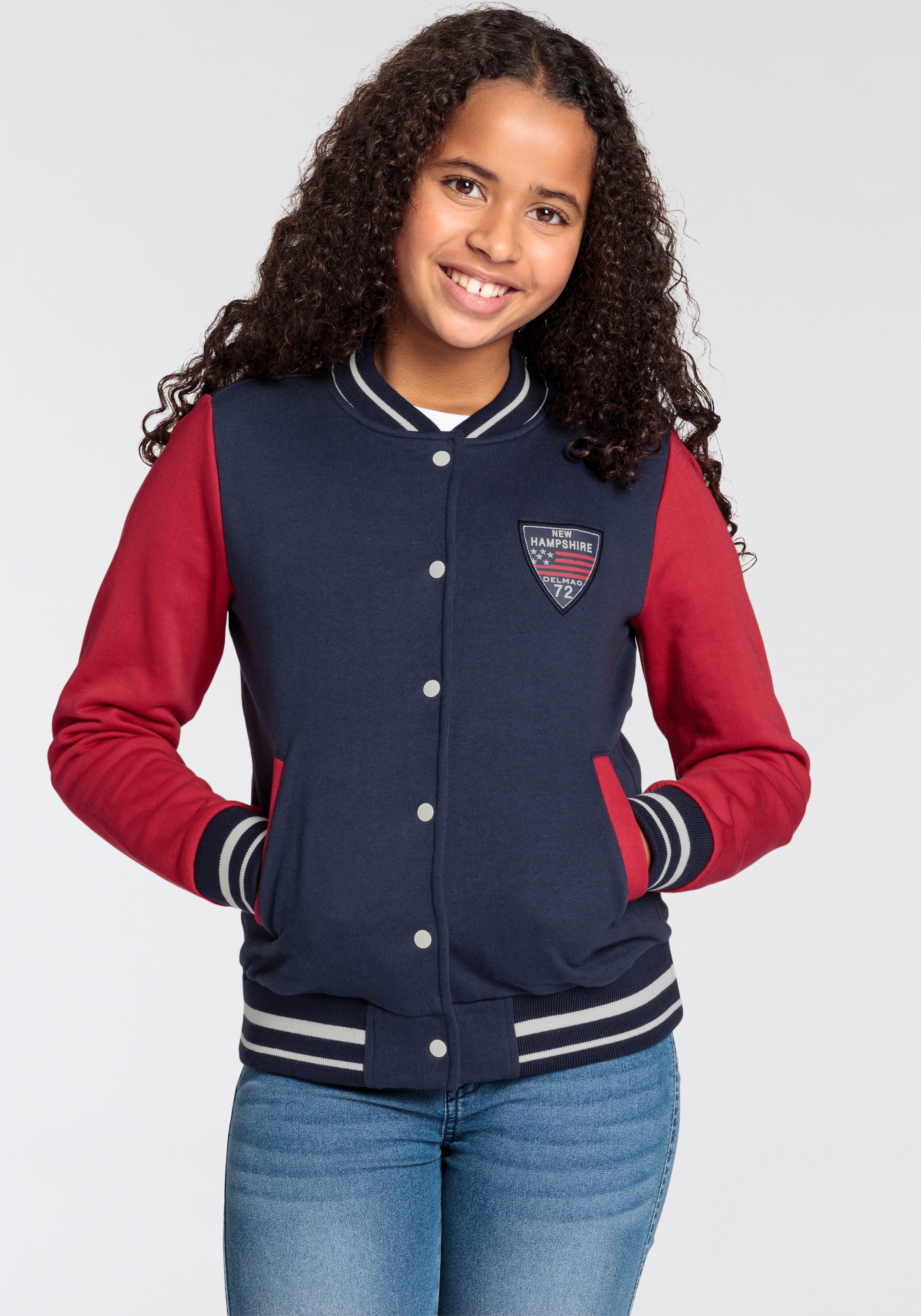 Sweatjacke DELMAO "für Mädchen", Mädchen, Gr. 152/158, blau (marine, rot), angeraute Sweatware, Obermaterial: 100% Baumwolle, colorblocking, Basic hüftlang, Bündchen, Sweatjacken, im College-Style Image