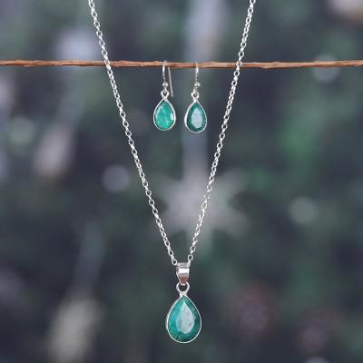 '18-Carat Faceted Emerald Necklace and Earrings Jewelry Set'
