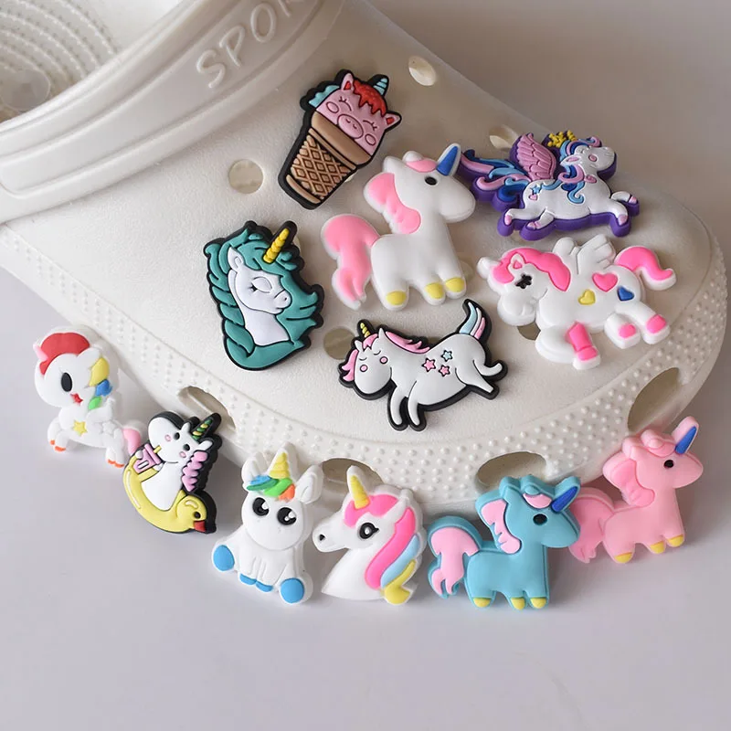 1 stücke Neue Saison Einhorn Schuh Schnalle Charms für Abnehmbare Garten Schuh Ornament PVC Weiche Gummi Schuh Ornament Dekoration