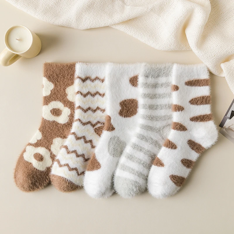 2023 frauen Thermische Flauschigen Socken Winter Schnee Socken Mädchen Neue Mode Muster Plüsch Warme Farbe Crew Socken Damen Boden Schlaf Socken