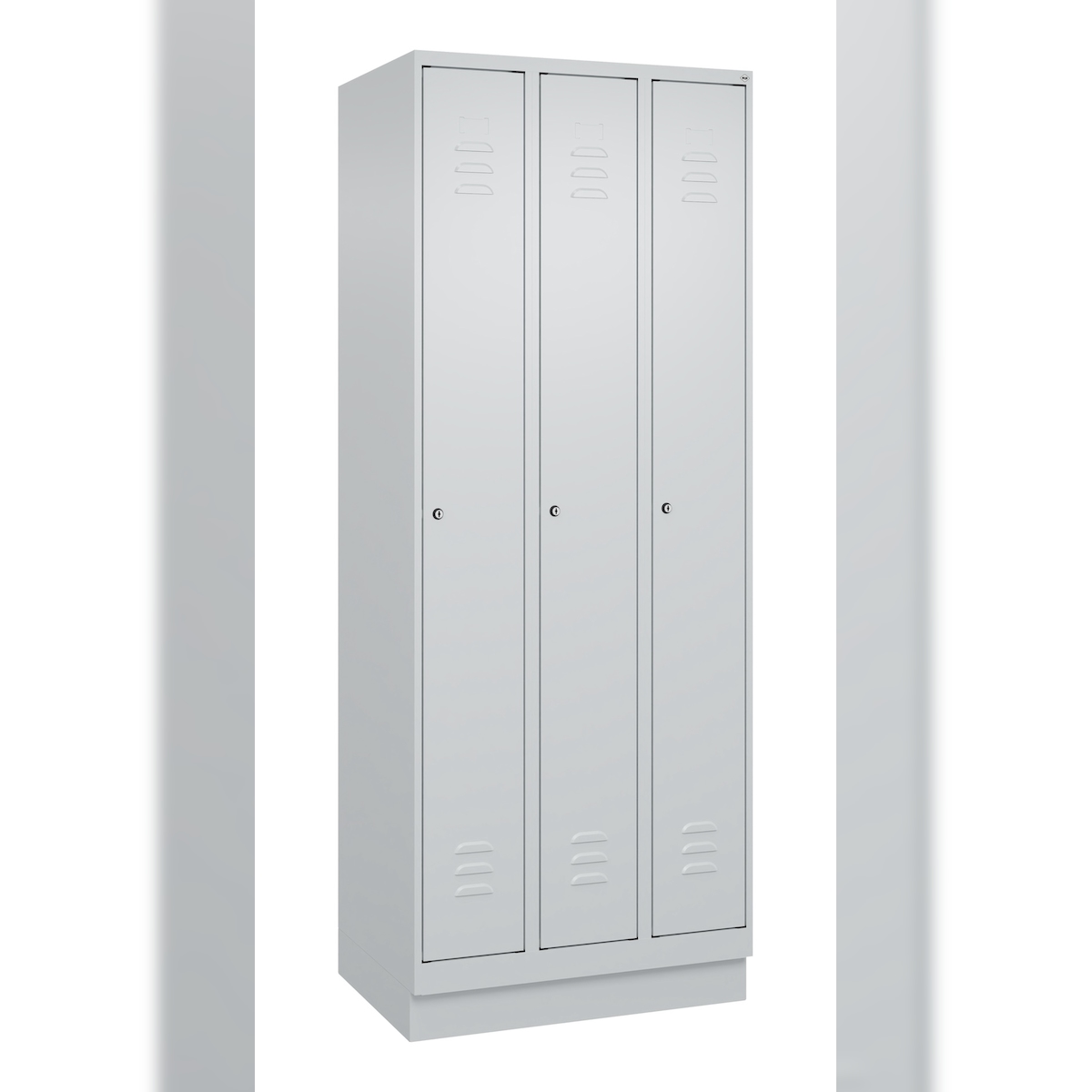 C+P Spind Classic PLUS, Sockel, 3 Abteile, HxBxT 195x75x50cm, Zylinderschloss, Hellgrau/Hellgrau von PROREGAL Image