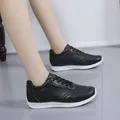 2024 Primavera Estate Piccole scarpe bianche Donna Scarpe da ginnastica piatte in pelle nera Mocassini Donna Scarpe casual Zapatillas Mujer Chaussure