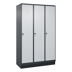 C+P Spind Classic PLUS, Sockel, 3 Abteile, HxBxT 195x120x50cm, Sicherheitsdrehriegel, Anthrazit/Hellgrau von PROREGAL Image