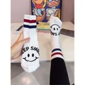 Blogger di moda coreana con gli stessi calzini con strisce interessanti calzini da donna calzini